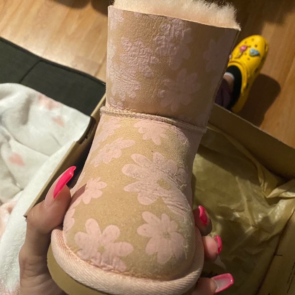 UGG kids boots - Picture 2 of 7
